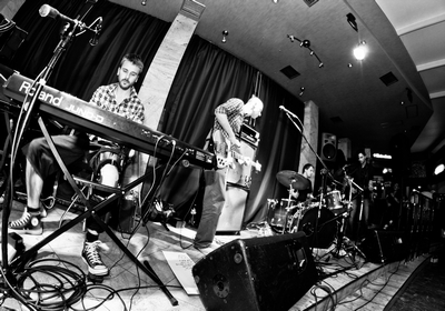 Posłuchaj: 3moonboys „A&nbsp;knee”