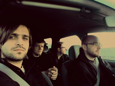 Besides koncertują z debiutancką&nbsp;płytą