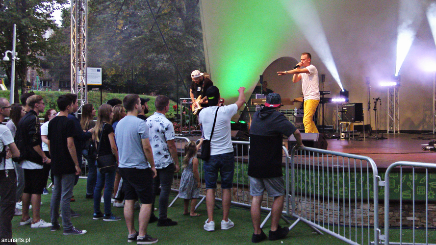 Relacja: Wykonawca gra na sto procent, ale publiczność ma to w nosie. Te-Tris i Jarecki wystąpili w&nbsp;Tarnowie