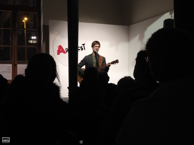 Relacja: Dworcowy koncert Michała Przerwy-Tetmajera (1.12.2018 r.,&nbsp;Tarnów)