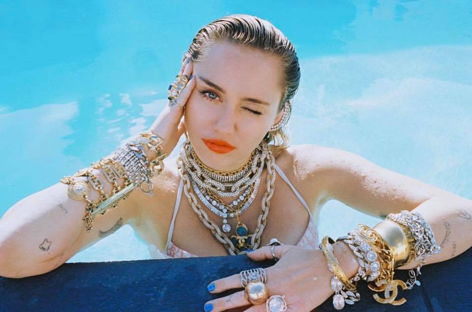 Krótka piłka #465: „She Is Coming EP”, „California Son”, „Encore”