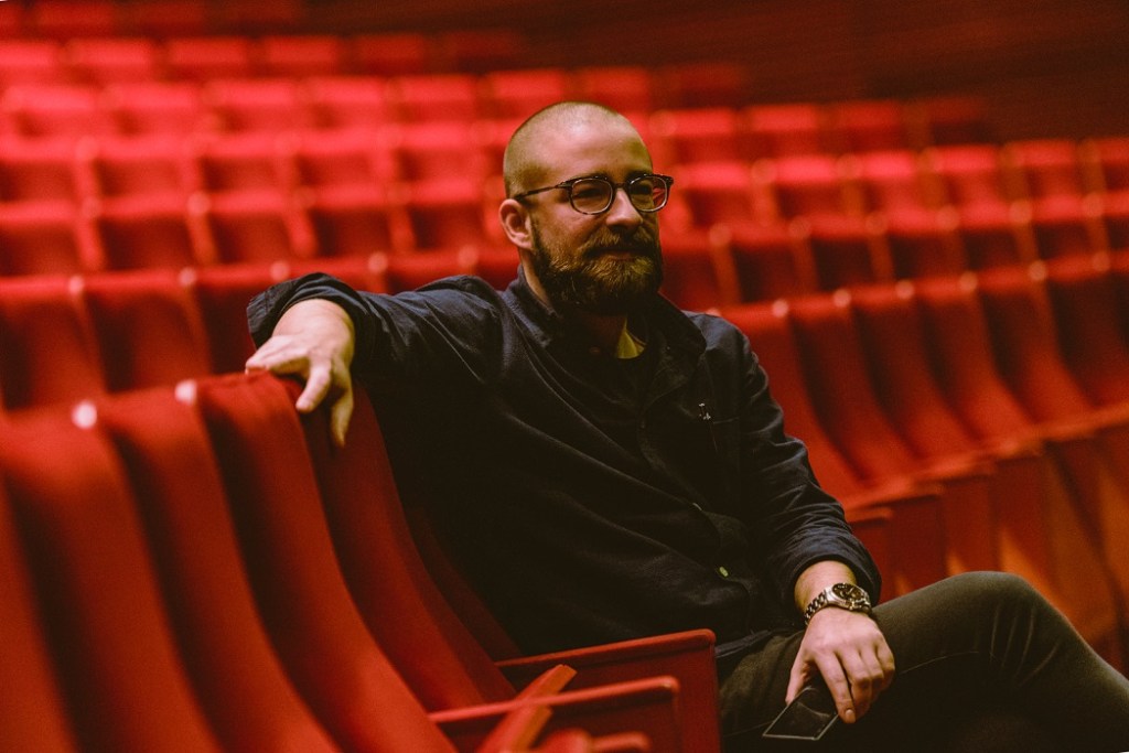 „W pisaniu nie kieruję się tylko emocjami”. Kwadrans z… Mateuszem&nbsp;Ciupką