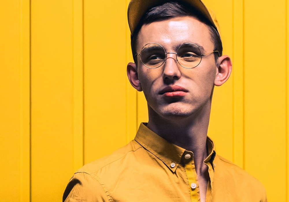 „Każdy człowiek to inne historie i doświadczenia”. Kwadrans z… Dominikiem&nbsp;Fitrzykiem