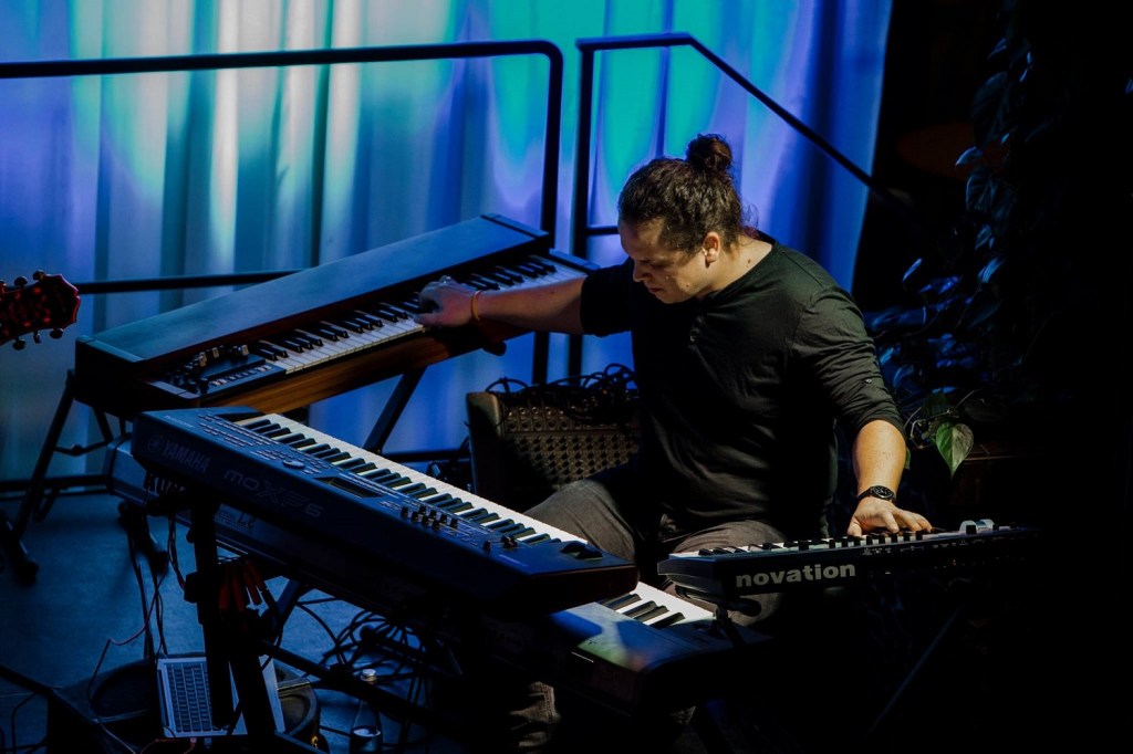 „Podziwiam pokorę i dystans naprawdę wielkich muzyków”. Kwadrans z… Tomkiem&nbsp;Drachusem