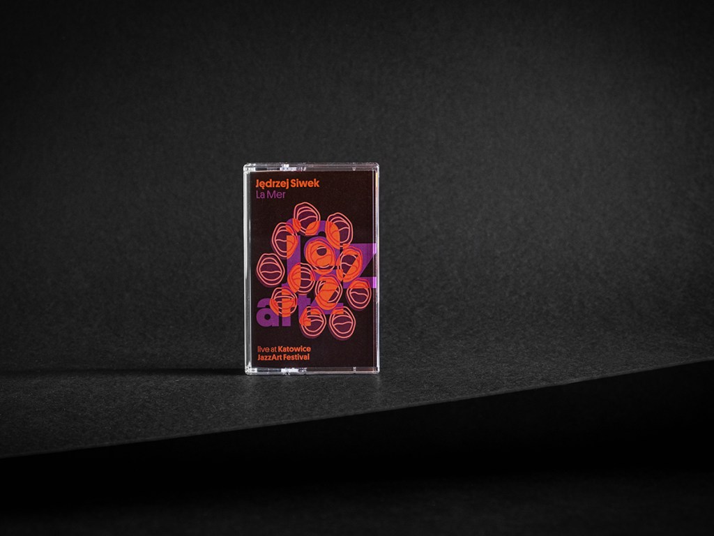 „Morze, jakie mam w pamięci”. Jędrzej Siwek o swojej nowej kasecie „La Mer&nbsp;Live”